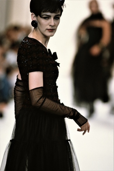 120-chanel-fall-1991-ready-to-wear-GettyImages-502655168.jpg