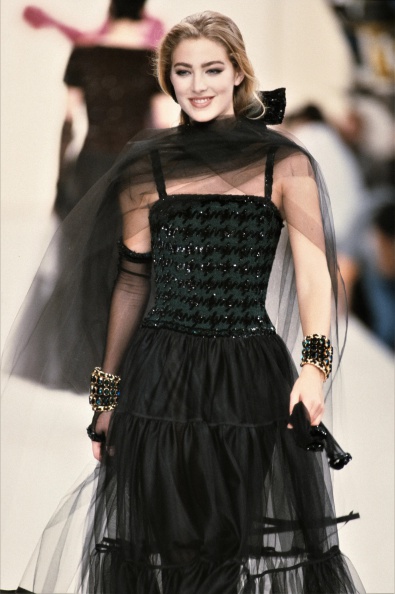 121-chanel-fall-1991-ready-to-wear-GettyImages-502655176-elaine-irwin.jpg