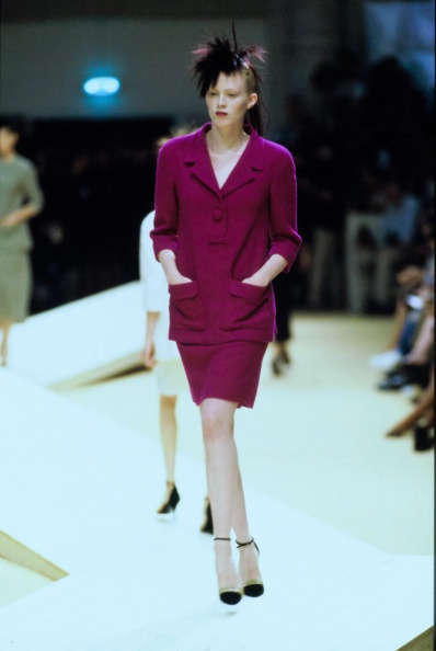 016-chanel-fall-1999-couture-CN10051412-karen-elson.jpg