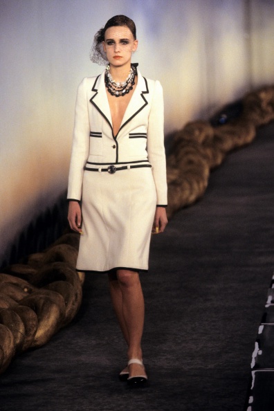 002-chanel-spring-2001-couture- CN10010899-anne-catherine-lacroix.jpg