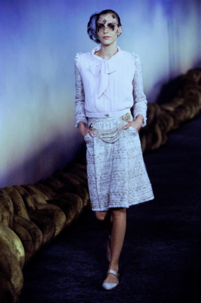 014-chanel-spring-2001-couture-CN10051454-hannelore-knuts.jpg
