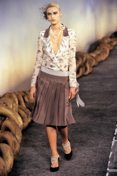 032-chanel-spring-2001-couture-CN10010849-delfine-bafort.jpg