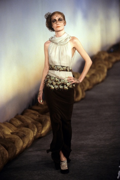 040-chanel-spring-2001-couture-CN10010863.jpg