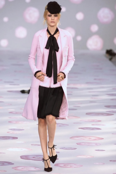 009-chanel-spring-2002-couture-mayana-moura-5116E215118275C8DF4163D41879FC3C.jpg