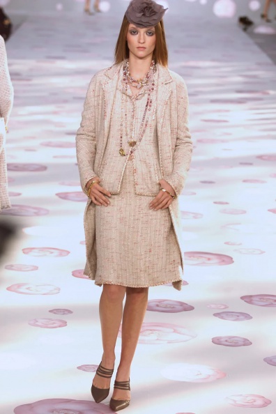 011-chanel-spring-2002-couture-audrey-marnay-28D741E675B6193804B2EE3450BEC519.jpg
