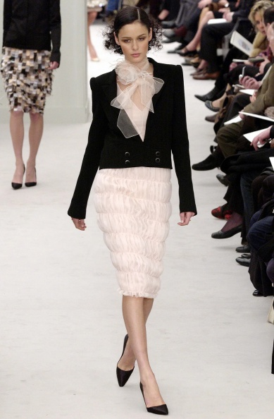 chanel-spring-2004-couture-00140h-nicole-trunfio.jpg