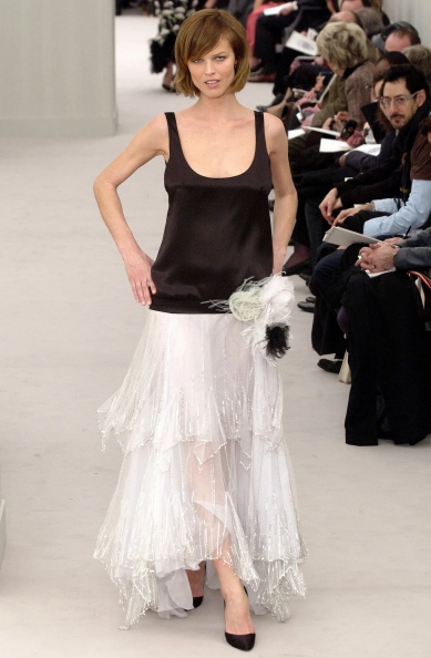 chanel-spring-2004-couture-00450h-eva-herzigova.jpg