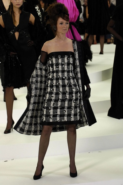 chanel-fall-2005-couture-00190h-audrey-marnay.jpg