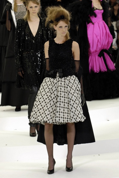 chanel-fall-2005-couture-00230h-milagros-schmoll.jpg