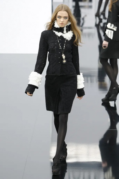 Chanel-Fall-2009 Ready-to-Wear (7).jpg
