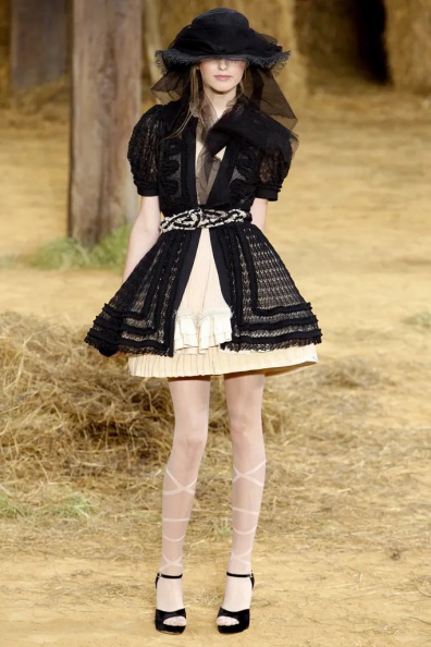Chanel-Spring-2010-Ready-to-Wear (23).jpg