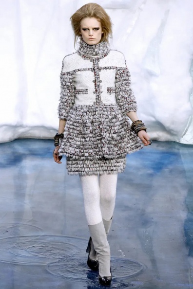 Chanel-Fall-2010 Ready-to-Wear (25).jpg