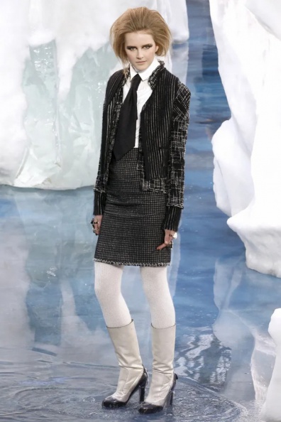 Chanel-Fall-2010 Ready-to-Wear (41).jpg