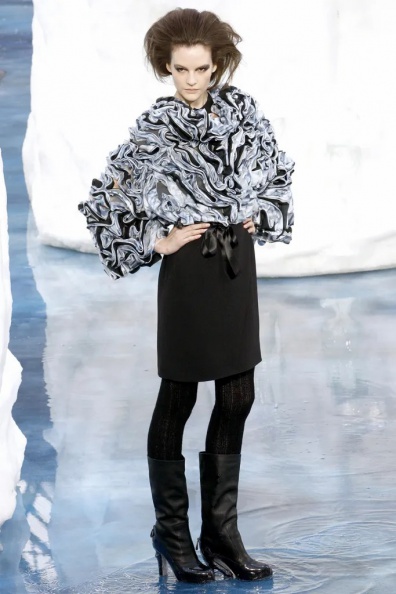 Chanel-Fall-2010 Ready-to-Wear (57).jpg