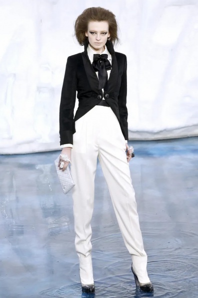 Chanel-Fall-2010 Ready-to-Wear (60).jpg