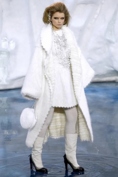 Chanel-Fall-2010 Ready-to-Wear (73).jpg