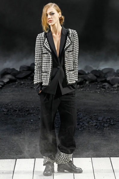 Chanel-Fall-2011-Ready-to-Wear (3).jpg
