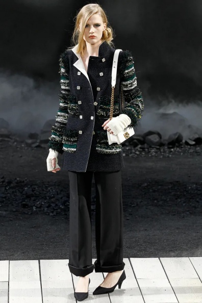 Chanel-Fall-2011-Ready-to-Wear (23).jpg