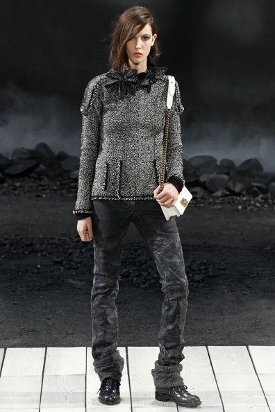 Chanel-Fall-2011-Ready-to-Wear (33).jpg