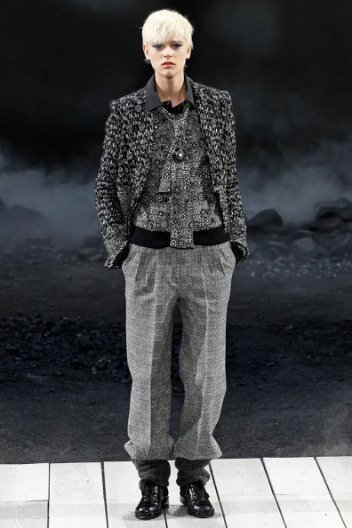 Chanel-Fall-2011-Ready-to-Wear (37).jpg