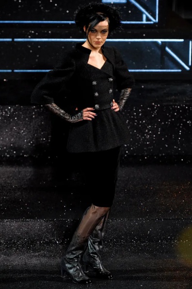 Chanel-Fall-2011-Couture (10).jpg