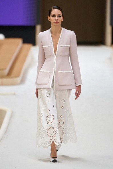 00005-Chanel-Couture-Spring-22-credit-gorunway.jpg