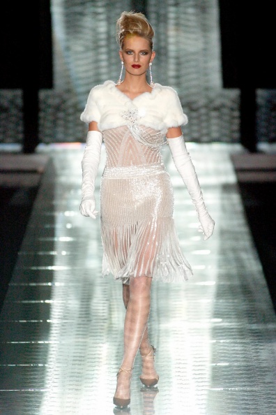 valentino-fall-2004-couture-00010h-karolina-kurkova.jpg
