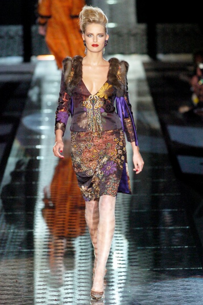 valentino-fall-2004-couture-00200h-karolina-kurkova.jpg