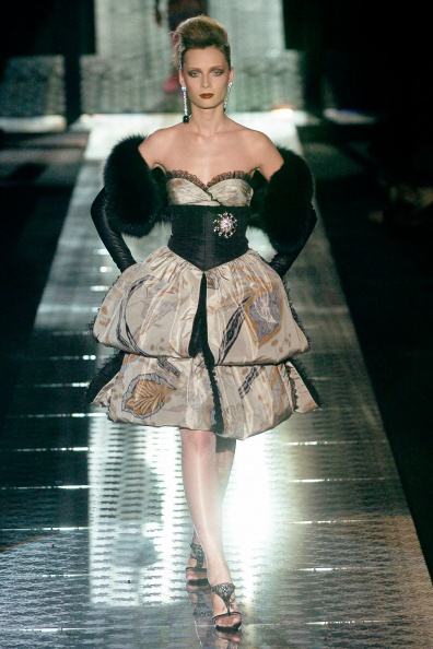 valentino-fall-2004-couture-00230h-tiiu-kuik.jpg