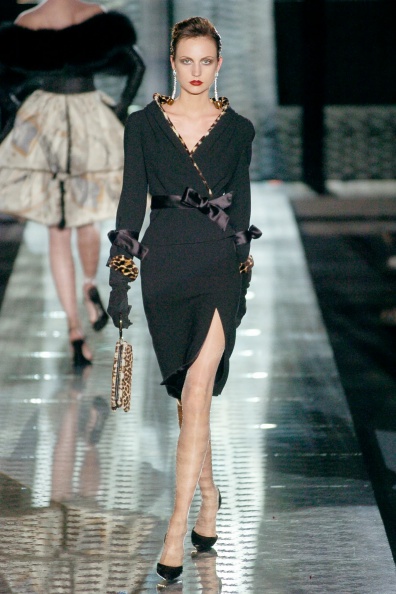 valentino-fall-2004-couture-00240h-agnes-zogla.jpg