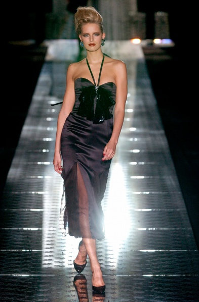 valentino-fall-2004-couture-00310h-karolina-kurkova.jpg