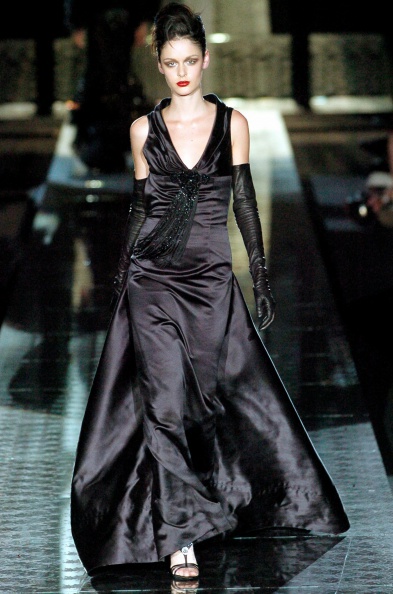 valentino-fall-2004-couture-00360h-nicole-trunfio.jpg