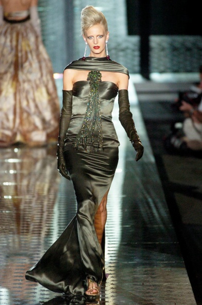 valentino-fall-2004-couture-00420h-malin-persson.jpg