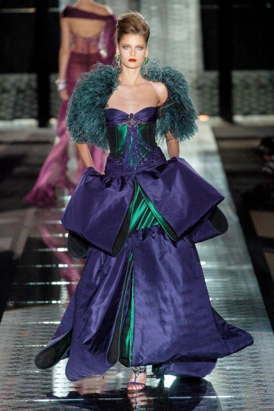 valentino-fall-2004-couture-00450h-hana-soukupova.jpg