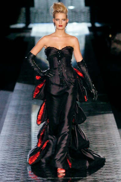 valentino-fall-2004-couture-00460h-karolina-kurkova.jpg