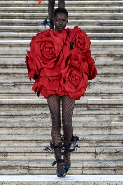 00001-valentino-fall-2022-couture-credit-gorunway.jpg