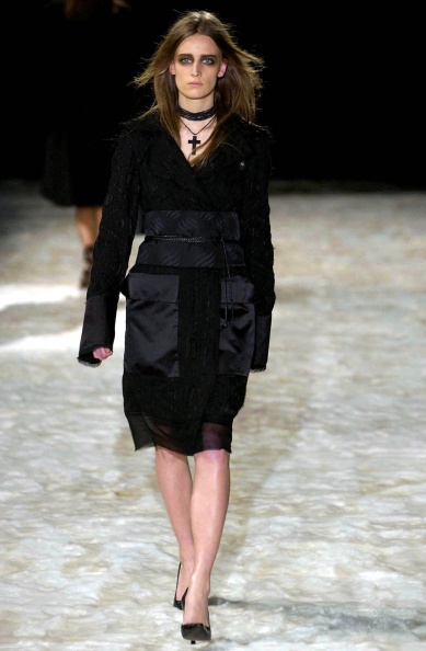 015-gucci-fall-2002-ready-to-wear-anne-catherine-lacroix.jpg