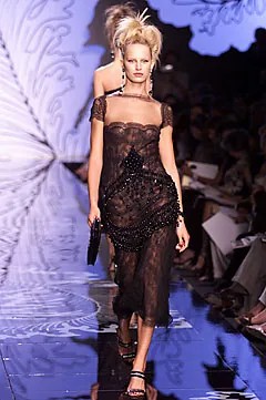 valentino-fall-2001-couture (37).jpg